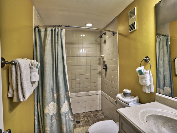 Luxurious Bayfront Condo Steps to beach